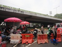 Jalan Gatot Subroto menujua arah depan Gedung DPR/MPR RI ditutup jelang demonstrasi pada hari ini, Kamis (27/8/2026). (CNBC Indonesia/Faisal Rahman)
