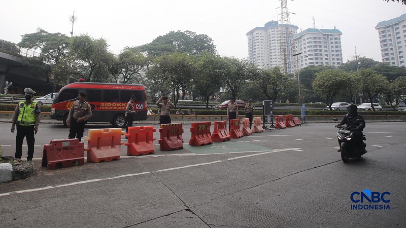 Jalan Gatot Subroto menujua arah depan Gedung DPR/MPR RI ditutup jelang demonstrasi pada hari ini, Kamis (27/8/2026). (CNBC Indonesia/Faisal Rahman)