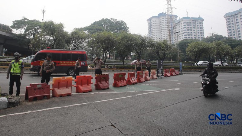Jalan Gatot Subroto menujua arah depan Gedung DPR/MPR RI ditutup jelang demonstrasi pada hari ini, Kamis (27/8/2026). (CNBC Indonesia/Faisal Rahman)