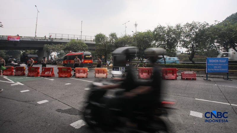 Jalan Gatot Subroto menujua arah depan Gedung DPR/MPR RI ditutup jelang demonstrasi pada hari ini, Kamis (27/8/2026). (CNBC Indonesia/Faisal Rahman)