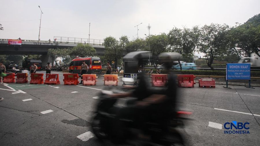 Jalan Gatot Subroto menujua arah depan Gedung DPR/MPR RI ditutup jelang demonstrasi pada hari ini, Kamis (27/8/2026). (CNBC Indonesia/Faisal Rahman)