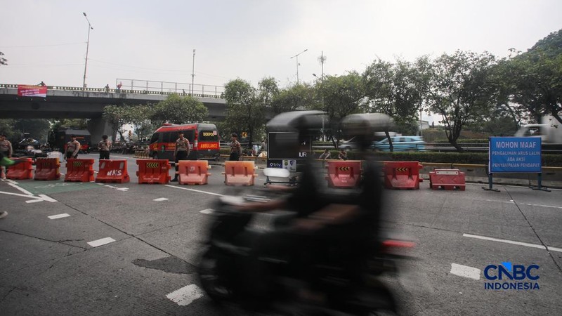 Jalan Gatot Subroto menujua arah depan Gedung DPR/MPR RI ditutup jelang demonstrasi pada hari ini, Kamis (27/8/2026). (CNBC Indonesia/Faisal Rahman)