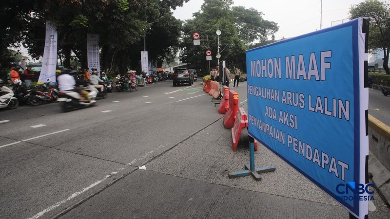 Jalan Gatot Subroto menujua arah depan Gedung DPR/MPR RI ditutup jelang demonstrasi pada hari ini, Kamis (27/8/2026). (CNBC Indonesia/Faisal Rahman)
