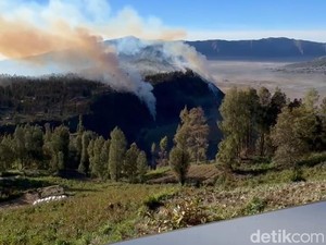 Api di Gunung Bromo Dekati Homestay dan Jembatan Kaca
