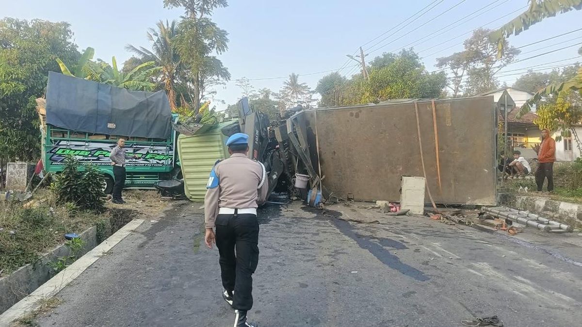 Tronton Salip Truk Picu Laka Beruntun di Turunan Rujak Asem Temanggung