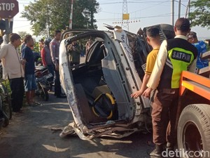 Sopir Kabur Usai Truk Hancur Tertemper KA Malabar di Klaten