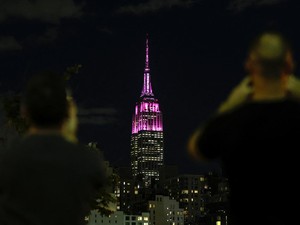 Dolly Parton Meninggal, Menara Empire State Building Berubah Jadi Pink