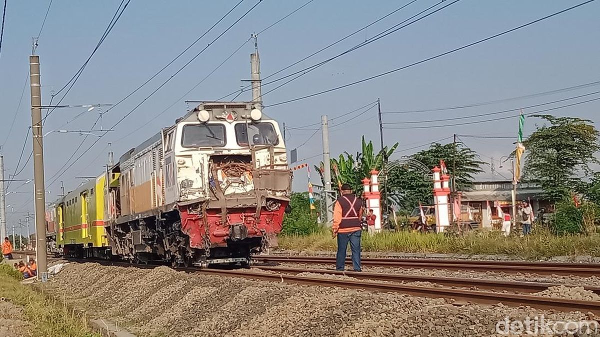 Penampakan Lokomotif KA Malabar Ringsek Usai Tabrak Truk di Klaten