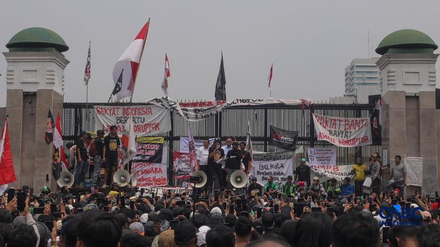 Massa tindakan nan tergabung dalam Aliansi Masyarakat Pati Bersatu (AMPB) dan sejumlah aliansi penduduk lainnya memadati depan gedung DPR/MPR RI, Jakarta, Kamis (27/8/2026).  (CNBC Indonesia/Faisal Rahman)