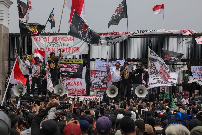 Massa aksi yang tergabung dalam Aliansi Masyarakat Pati Bersatu (AMPB) dan sejumlah aliansi warga lainnya memadati depan gedung DPR/MPR RI, Jakarta, Kamis (27/8/2026).  (CNBC Indonesia/Faisal Rahman)