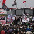 Massa aksi yang tergabung dalam Aliansi Masyarakat Pati Bersatu (AMPB) dan sejumlah aliansi warga lainnya memadati depan gedung DPR/MPR RI, Jakarta, Kamis (27/8/2026).  (CNBC Indonesia/Faisal Rahman)