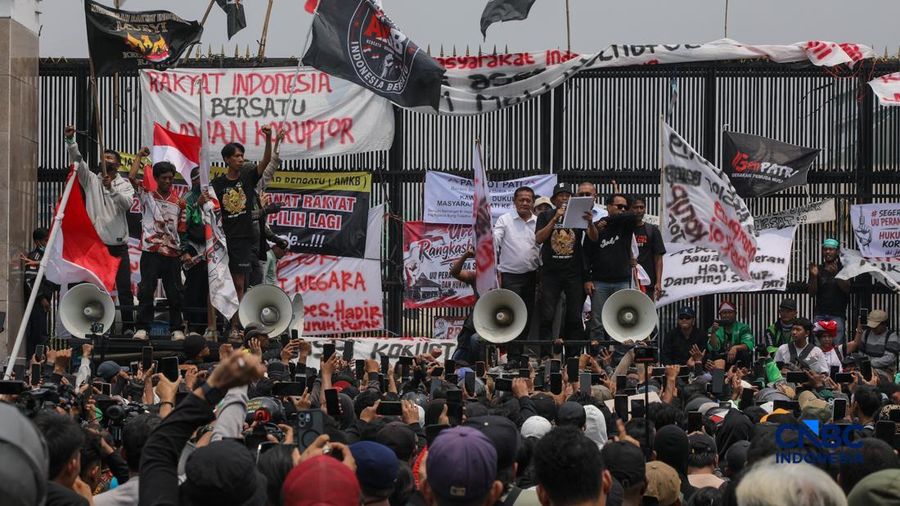 Massa aksi yang tergabung dalam Aliansi Masyarakat Pati Bersatu (AMPB) dan sejumlah aliansi warga lainnya memadati depan gedung DPR/MPR RI, Jakarta, Kamis (27/8/2026).  (CNBC Indonesia/Faisal Rahman)