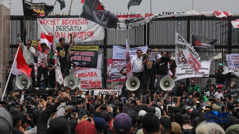 Massa aksi yang tergabung dalam Aliansi Masyarakat Pati Bersatu (AMPB) dan sejumlah aliansi warga lainnya memadati depan gedung DPR/MPR RI, Jakarta, Kamis (27/8/2026).  (CNBC Indonesia/Faisal Rahman)