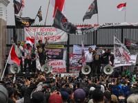 Massa aksi yang tergabung dalam Aliansi Masyarakat Pati Bersatu (AMPB) dan sejumlah aliansi warga lainnya memadati depan gedung DPR/MPR RI, Jakarta, Kamis (27/8/2026).  (CNBC Indonesia/Faisal Rahman)
