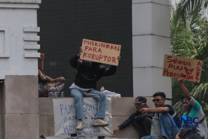 Massa aksi yang tergabung dalam Aliansi Masyarakat Pati Bersatu (AMPB) dan sejumlah aliansi warga lainnya memadati depan gedung DPR/MPR RI, Jakarta, Kamis (27/8/2026).  (CNBC Indonesia/Faisal Rahman)
