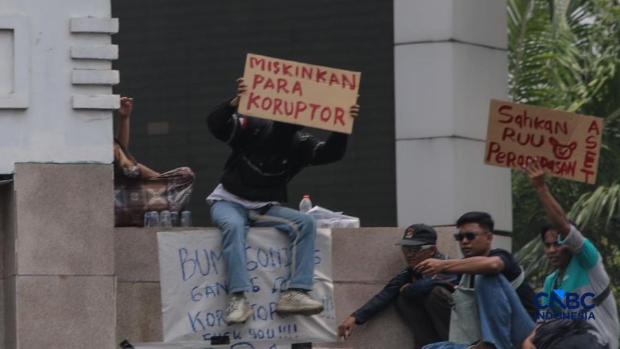 Massa tindakan nan tergabung dalam Aliansi Masyarakat Pati Bersatu (AMPB) dan sejumlah aliansi penduduk lainnya memadati depan gedung DPR/MPR RI, Jakarta, Kamis (27/8/2026).  (CNBC Indonesia/Faisal Rahman)