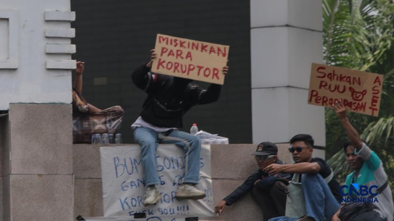 Massa aksi yang tergabung dalam Aliansi Masyarakat Pati Bersatu (AMPB) dan sejumlah aliansi warga lainnya memadati depan gedung DPR/MPR RI, Jakarta, Kamis (27/8/2026).  (CNBC Indonesia/Faisal Rahman)