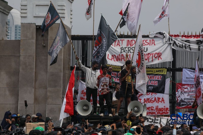 Massa aksi yang tergabung dalam Aliansi Masyarakat Pati Bersatu (AMPB) dan sejumlah aliansi warga lainnya memadati depan gedung DPR/MPR RI, Jakarta, Kamis (27/8/2026).  (CNBC Indonesia/Faisal Rahman)