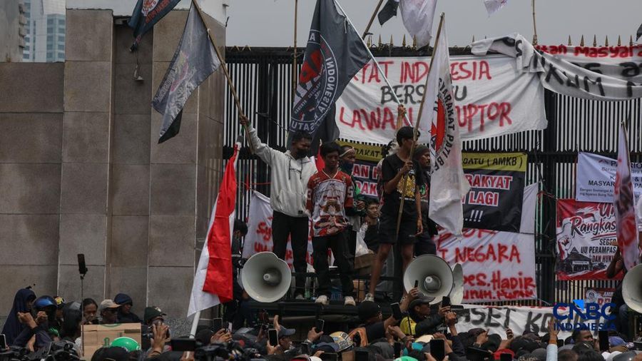 Massa tindakan nan tergabung dalam Aliansi Masyarakat Pati Bersatu (AMPB) dan sejumlah aliansi penduduk lainnya memadati depan gedung DPR/MPR RI, Jakarta, Kamis (27/8/2026).  (CNBC Indonesia/Faisal Rahman)