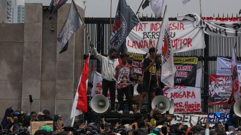 Massa aksi yang tergabung dalam Aliansi Masyarakat Pati Bersatu (AMPB) dan sejumlah aliansi warga lainnya memadati depan gedung DPR/MPR RI, Jakarta, Kamis (27/8/2026).  (CNBC Indonesia/Faisal Rahman)