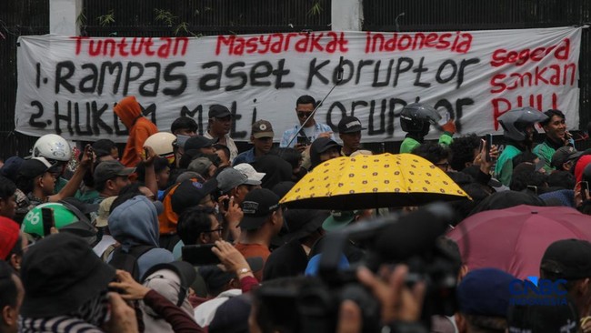 Potret Terkini Massa Demo 27 Agustus Padati Gedung DPR RI