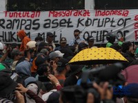 Massa aksi yang tergabung dalam Aliansi Masyarakat Pati Bersatu (AMPB) dan sejumlah aliansi warga lainnya memadati depan gedung DPR/MPR RI, Jakarta, Kamis (27/8/2026).  (CNBC Indonesia/Faisal Rahman)