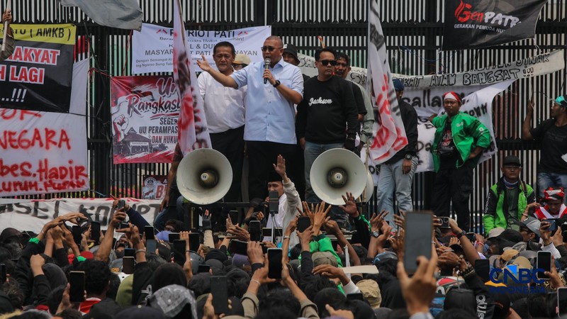 Massa aksi yang tergabung dalam Aliansi Masyarakat Pati Bersatu (AMPB) dan sejumlah aliansi warga lainnya memadati depan gedung DPR/MPR RI, Jakarta, Kamis (27/8/2026).  (CNBC Indonesia/Faisal Rahman)