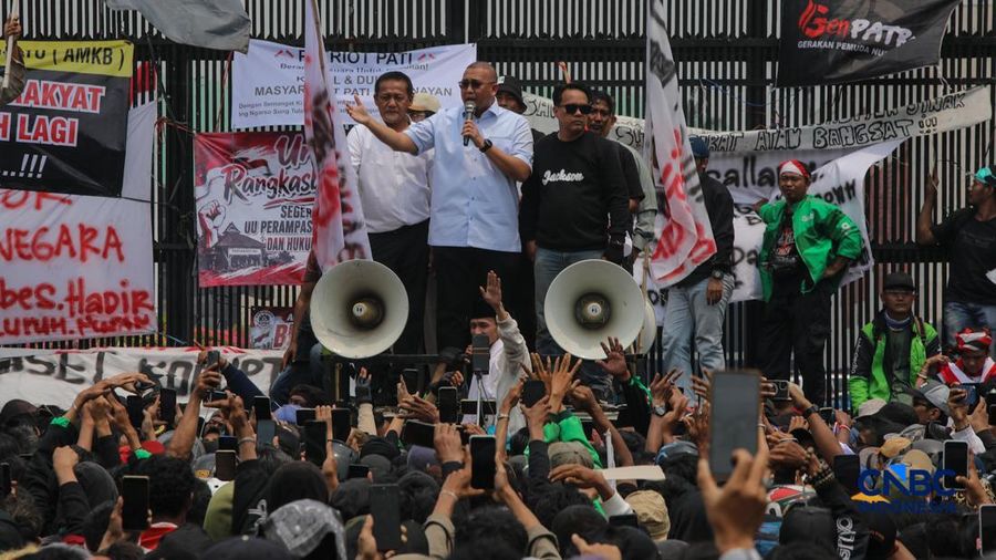 Massa tindakan nan tergabung dalam Aliansi Masyarakat Pati Bersatu (AMPB) dan sejumlah aliansi penduduk lainnya memadati depan gedung DPR/MPR RI, Jakarta, Kamis (27/8/2026).  (CNBC Indonesia/Faisal Rahman)