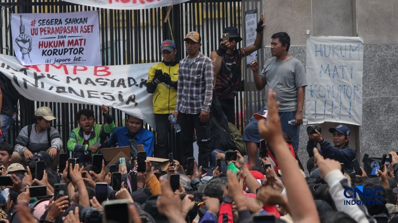Massa aksi yang tergabung dalam Aliansi Masyarakat Pati Bersatu (AMPB) dan sejumlah aliansi warga lainnya memadati depan gedung DPR/MPR RI, Jakarta, Kamis (27/8/2026).  (CNBC Indonesia/Faisal Rahman)