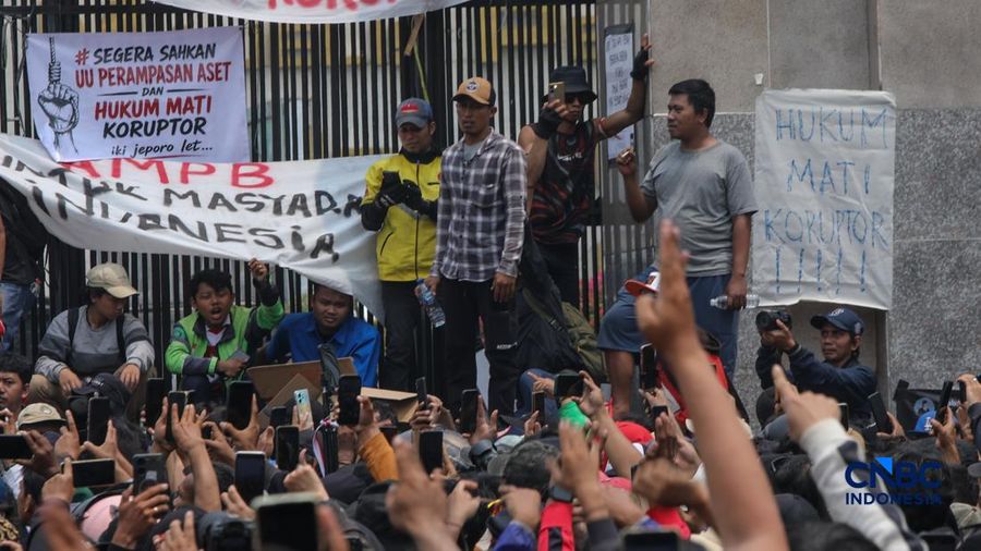 Massa tindakan nan tergabung dalam Aliansi Masyarakat Pati Bersatu (AMPB) dan sejumlah aliansi penduduk lainnya memadati depan gedung DPR/MPR RI, Jakarta, Kamis (27/8/2026).  (CNBC Indonesia/Faisal Rahman)