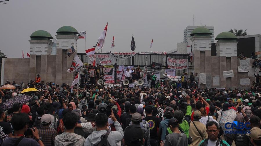 Massa tindakan nan tergabung dalam Aliansi Masyarakat Pati Bersatu (AMPB) dan sejumlah aliansi penduduk lainnya memadati depan gedung DPR/MPR RI, Jakarta, Kamis (27/8/2026).  (CNBC Indonesia/Faisal Rahman)