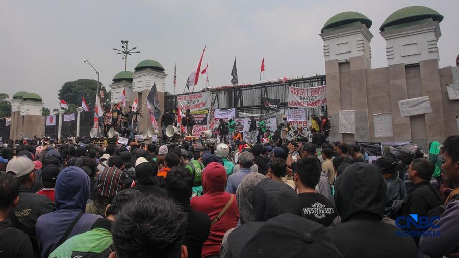 Massa tindakan nan tergabung dalam Aliansi Masyarakat Pati Bersatu (AMPB) dan sejumlah aliansi penduduk lainnya memadati depan gedung DPR/MPR RI, Jakarta, Kamis (27/8/2026).  (CNBC Indonesia/Faisal Rahman)