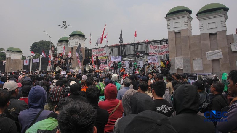 Massa aksi yang tergabung dalam Aliansi Masyarakat Pati Bersatu (AMPB) dan sejumlah aliansi warga lainnya memadati depan gedung DPR/MPR RI, Jakarta, Kamis (27/8/2026).  (CNBC Indonesia/Faisal Rahman)
