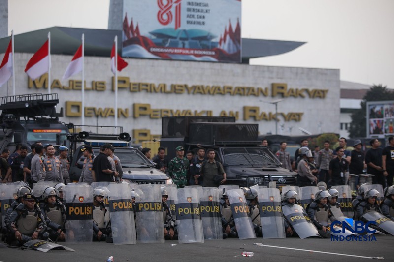 Massa demonstran di depan Gedung DPR/MPR RI, Jakarta pada Kamis (27/8/2026) berhasil dibubarkan oleh aparat kepolisian dengan water canon. (CNBC Indonesia/Faisal Rahman)
