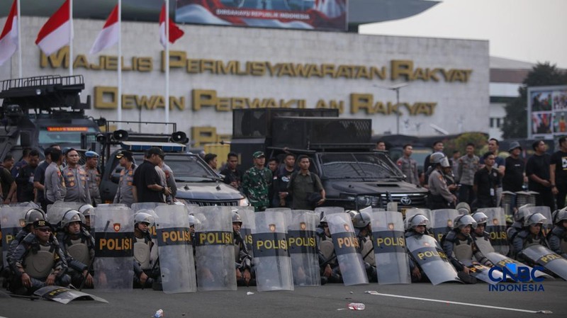 Massa demonstran di depan Gedung DPR/MPR RI, Jakarta pada Kamis (27/8/2026) berhasil dibubarkan oleh aparat kepolisian dengan water canon.(CNBC Indonesia/Faisal Rahman)