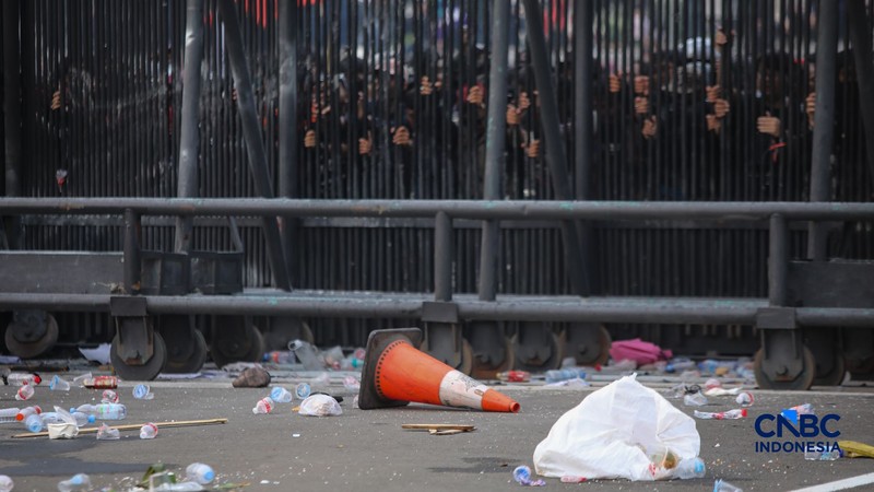 Massa demonstran di depan Gedung DPR/MPR RI, Jakarta pada Kamis (27/8/2026) berhasil dibubarkan oleh aparat kepolisian dengan water canon. (CNBC Indonesia/Faisal Rahman)