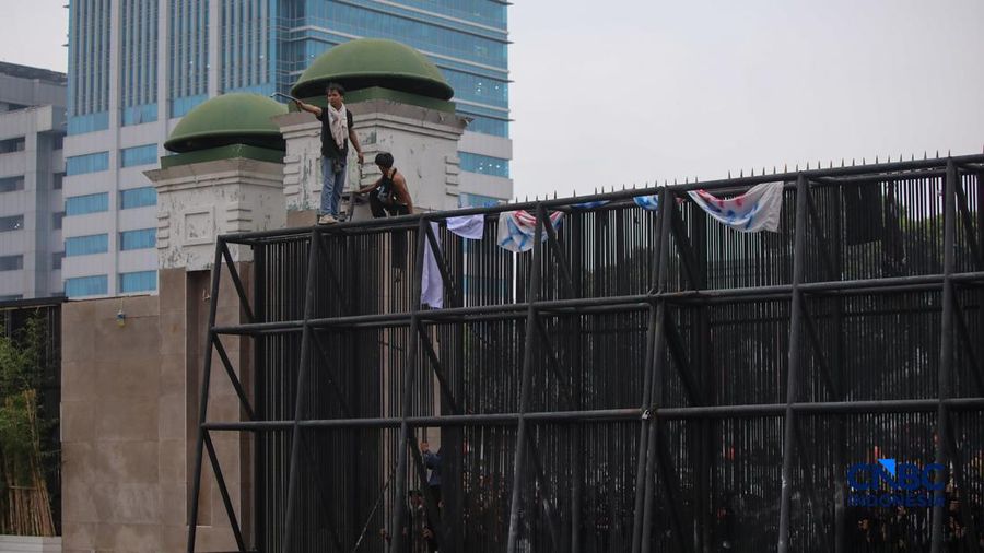 Massa demonstran di depan Gedung DPR/MPR RI, Jakarta pada Kamis (27/8/2026) berhasil dibubarkan oleh aparat kepolisian dengan water canon.