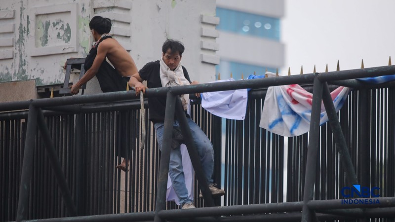 Massa demonstran di depan Gedung DPR/MPR RI, Jakarta pada Kamis (27/8/2026) berhasil dibubarkan oleh aparat kepolisian dengan water canon. (CNBC Indonesia/Faisal Rahman)