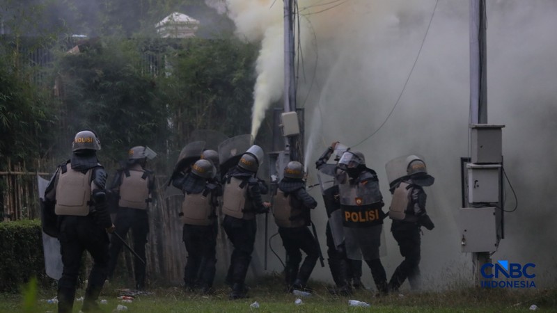 Massa demonstran di depan Gedung DPR/MPR RI, Jakarta pada Kamis (27/8/2026) berhasil dibubarkan oleh aparat kepolisian dengan water canon. (CNBC Indonesia/Faisal Rahman)