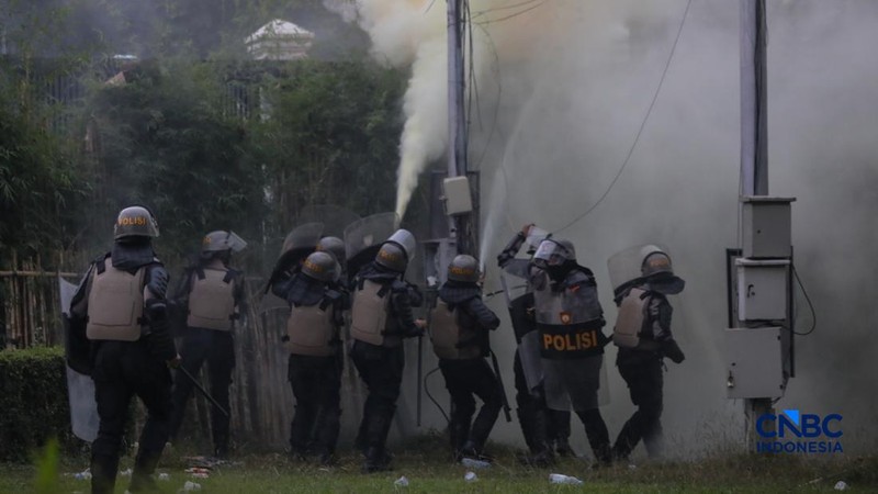 Massa demonstran di depan Gedung DPR/MPR RI, Jakarta pada Kamis (27/8/2026) berhasil dibubarkan oleh aparat kepolisian dengan water canon.