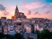 Naro di Sisilia menjadi destinasi terbaru di Italia yang menawarkan rumah seharga hanya 1 Euro. (Facebook/visitsicily.info)