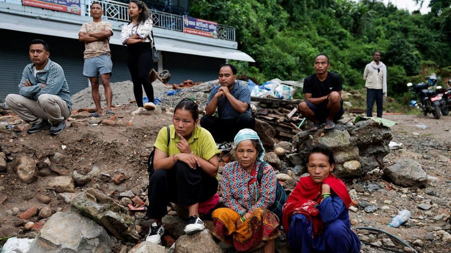 Para penyintas duduk di atas puing-puing sembari menunggu akses jalan menuju rumah mereka kembali terbuka setelah banjir dahsyat di Trishuli, Distrik Nuwakot, Nepal, pada 27 Agustus 2026. Para penyintas duduk di atas puing-puing sembari menunggu akses jalan menuju rumah mereka kembali terbuka setelah banjir dahsyat di Trishuli, Distrik Nuwakot, Nepal, pada 27 Agustus 2026.