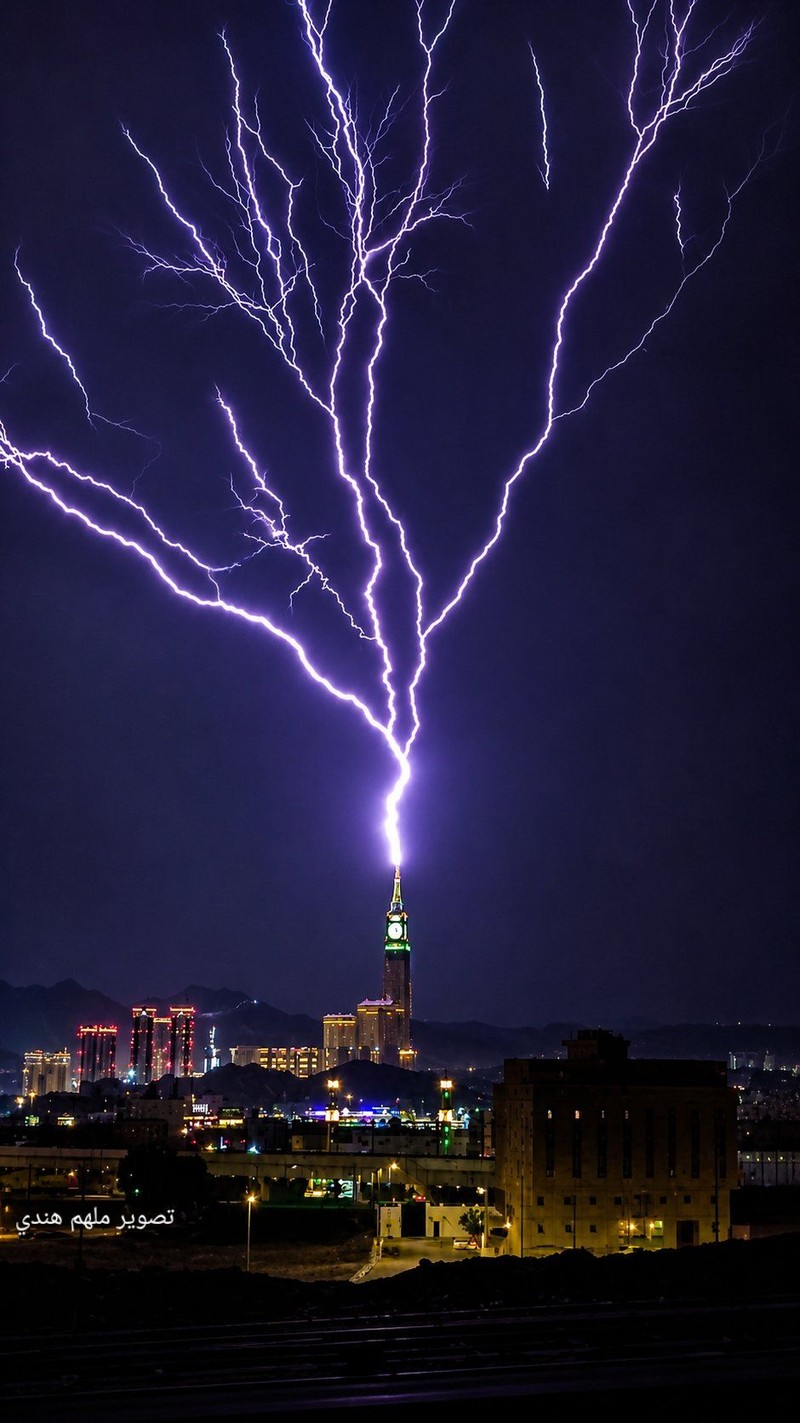 Petir menyambar puncak Menara Jam Mekkah, Arab Saudi, saat badai melanda. Momen dramatis itu direkam astronom Arab Saudi Mulham Hindi. (X/@MulhamH)