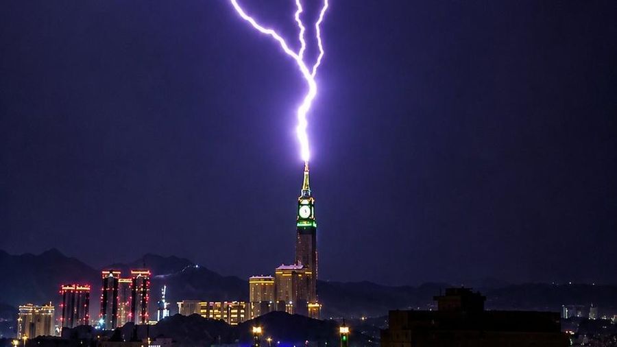 Petir menyambar puncak Menara Jam Mekkah, Arab Saudi, saat badai melanda. Momen dramatis itu direkam astronom Arab Saudi Mulham Hindi. (X/@MulhamH)