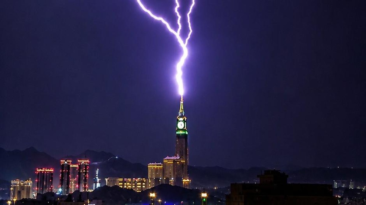 Momen Dramatis Langit Arab Membara, Petir Sambar Menara Jam Makkah