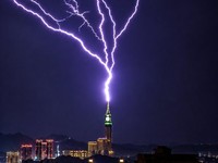 Petir menyambar puncak Menara Jam Mekkah, Arab Saudi, saat badai melanda. Momen dramatis itu direkam astronom Arab Saudi Mulham Hindi. (X/@MulhamH)