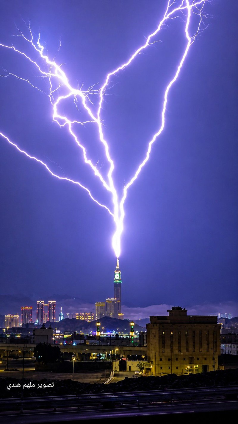 Petir menyambar puncak Menara Jam Mekkah, Arab Saudi, saat badai melanda. Momen dramatis itu direkam astronom Arab Saudi Mulham Hindi. (X/@MulhamH)