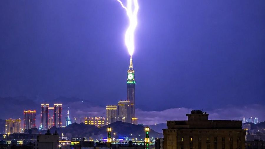 Petir menyambar puncak Menara Jam Mekkah, Arab Saudi, saat badai melanda. Momen dramatis itu direkam astronom Arab Saudi Mulham Hindi.