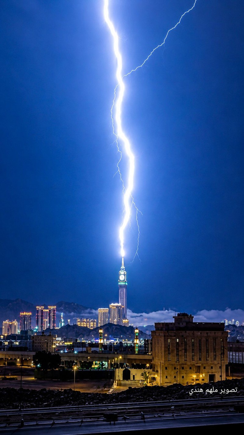 Petir menyambar puncak Menara Jam Mekkah, Arab Saudi, saat badai melanda. Momen dramatis itu direkam astronom Arab Saudi Mulham Hindi. (X/@MulhamH)