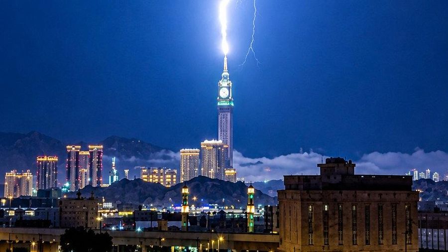 Petir menyambar puncak Menara Jam Mekkah, Arab Saudi, saat badai melanda. Momen dramatis itu direkam astronom Arab Saudi Mulham Hindi.